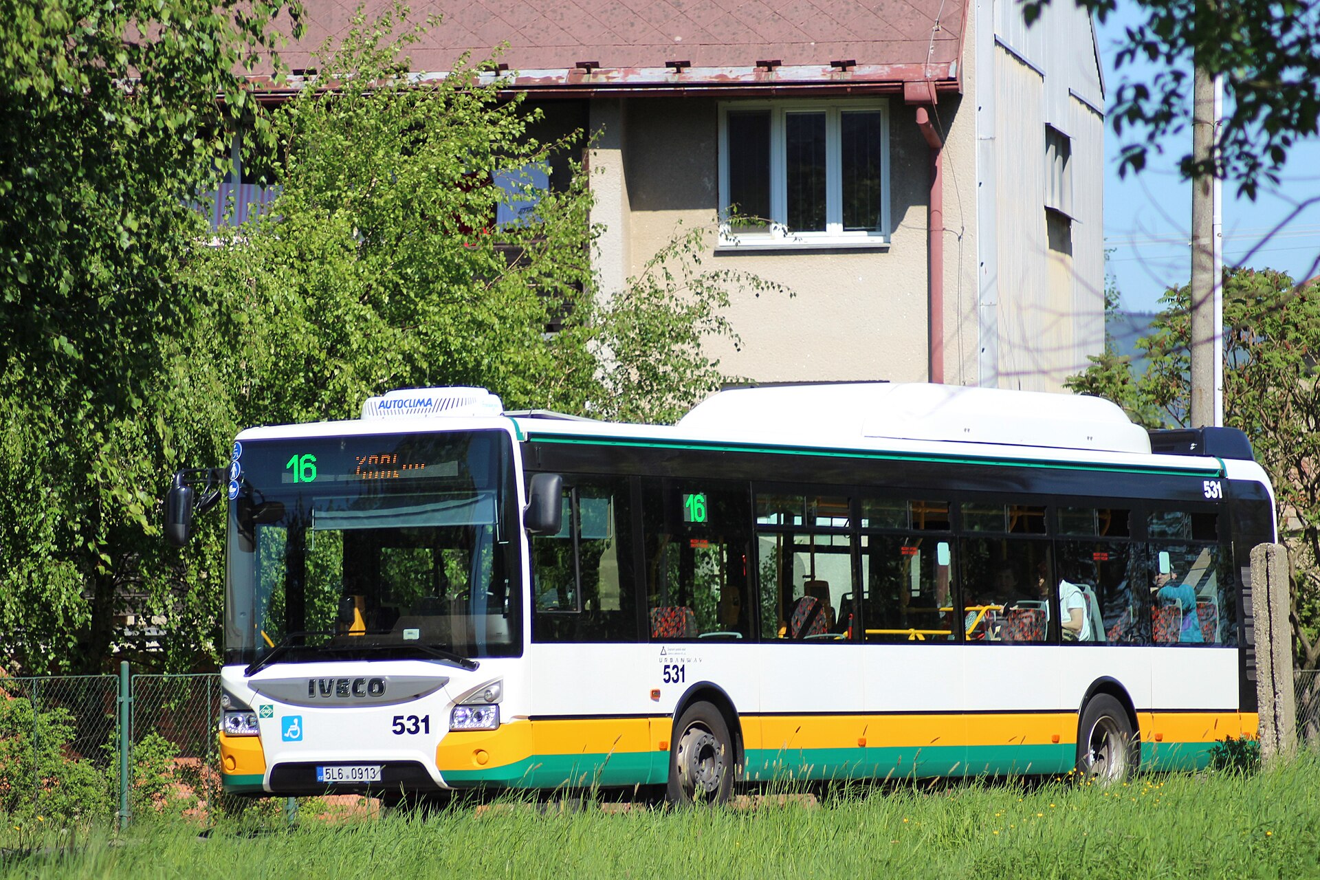 Bus transportasi umum berbahan bakar CNG